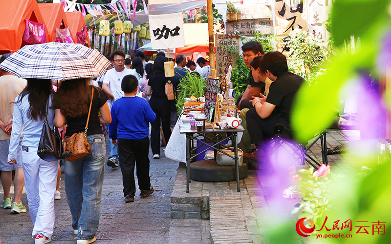 云南曲靖：点亮新“夜”态 百年老街焕新韵