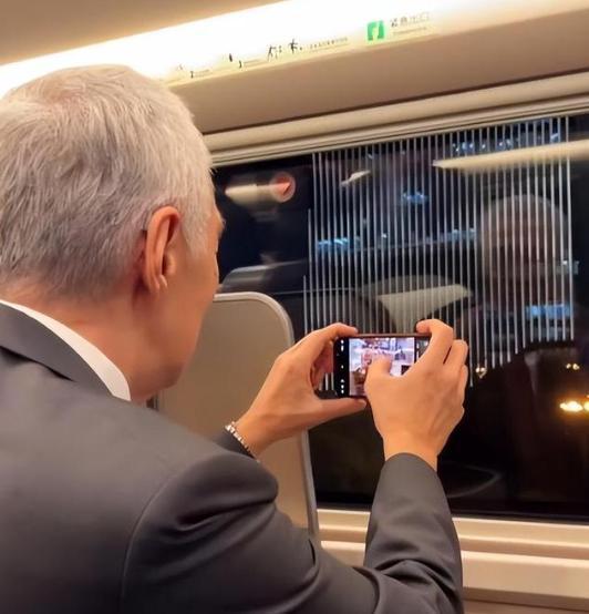 河南老人到淄博吃烧烤点了100串烤肉两瓶白酒结账时愣了