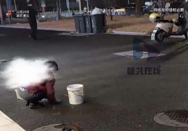 烧烤店把烤肉签子放柏油路上清洗 回应：阿姨是新来的签子全部丢掉了